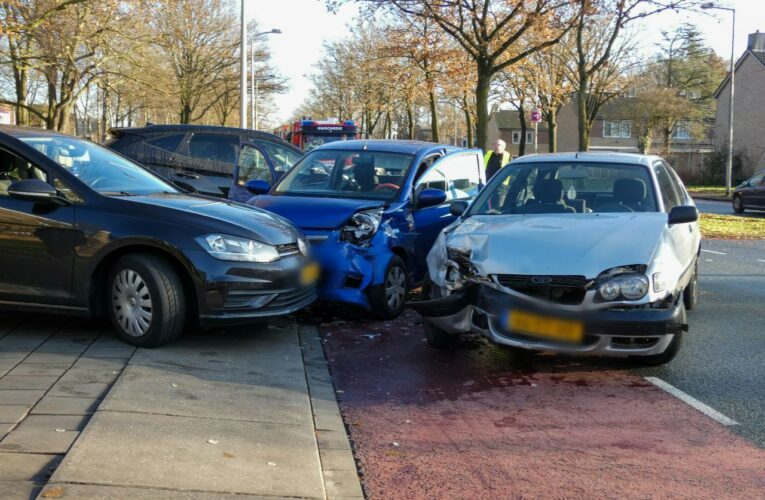 Drie auto’s botsen in Enschede