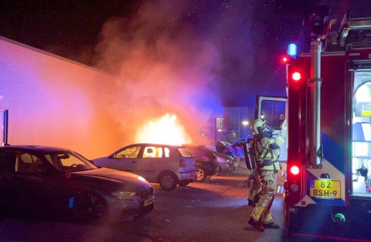 Geparkeerde auto in vlammen in Enschede, twee andere auto’s schade