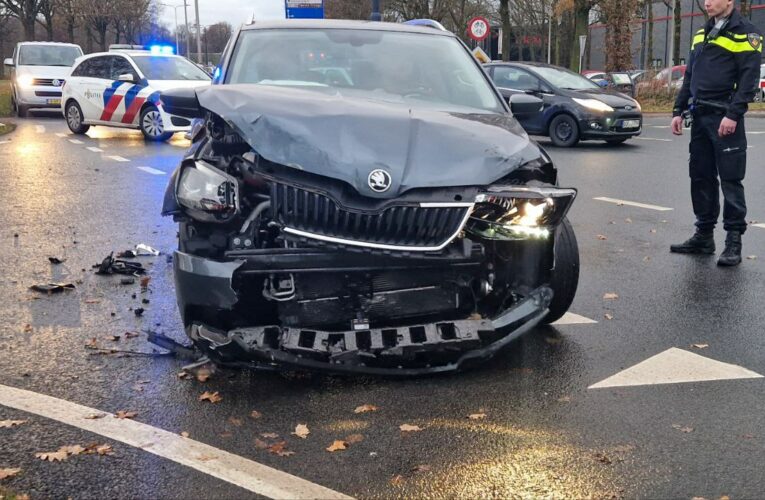 Auto’s zwaar beschadigd bij ongeval in Enschede
