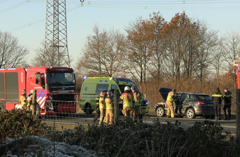 N35 bij Enschede dicht na aanrijding, één voertuig rijdt door