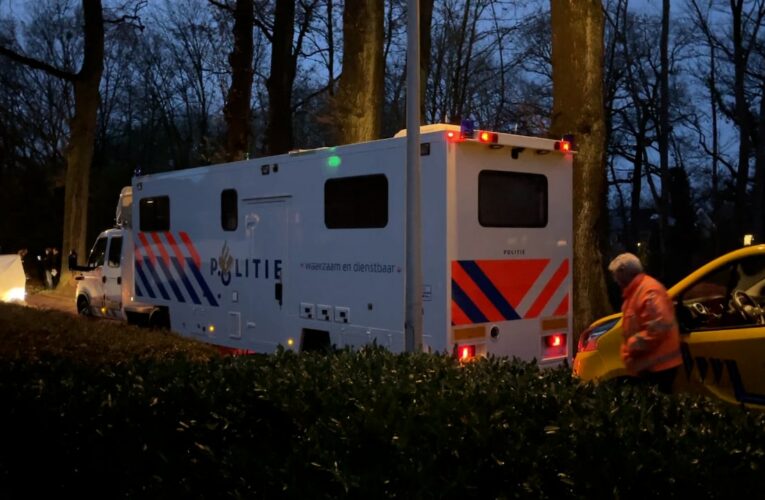 UPDATE: Bewoner woning aangehouden na dodelijk schietincident in Enschede, politie doet onderzoek