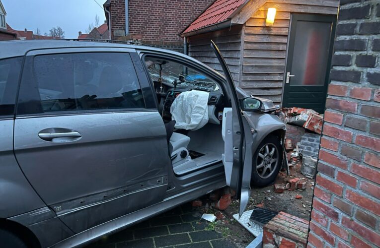 Auto botst tegen muur in Enschede