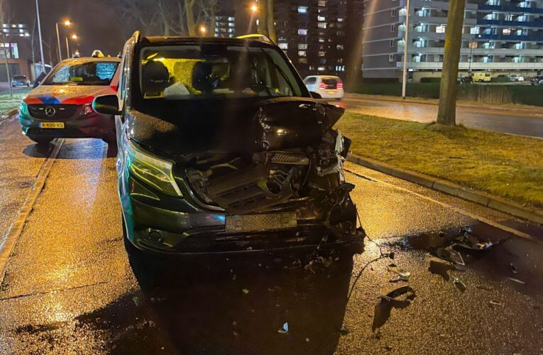 Auto’s botsen op de Broekheurne-Ring in Enschede, één persoon gewond