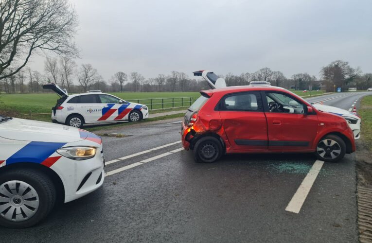 Politie rijdt auto klem in Hengelo, twee aanhoudingen