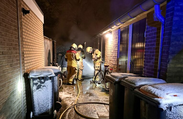 Schutting gaat in vlammen op bij woning in Enschede
