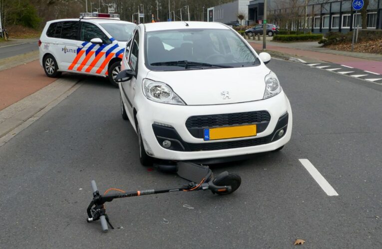 Ongeval tussen auto en step in Enschede