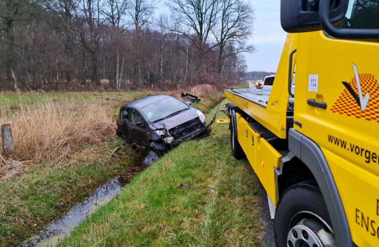 Dronken automobilist veroorzaakt ravage en vliegt weiland in bij Enschede