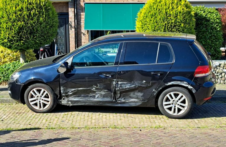 Vier auto’s lopen schade op bij aanrijding in Enschede, veroorzaker rijdt door