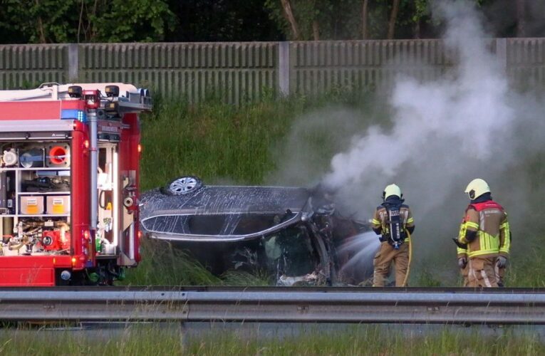 VIDEO: Auto vliegt in brand na zware aanrijding A35 Enschede