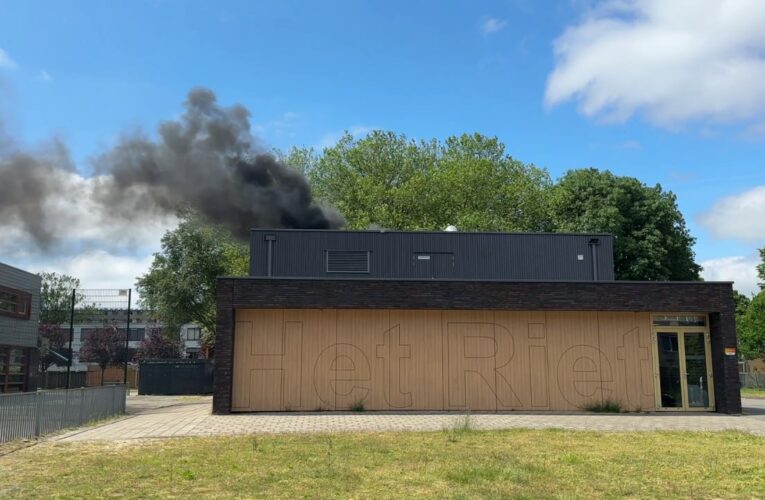 Brand op dak bij gymzaal in Enschede