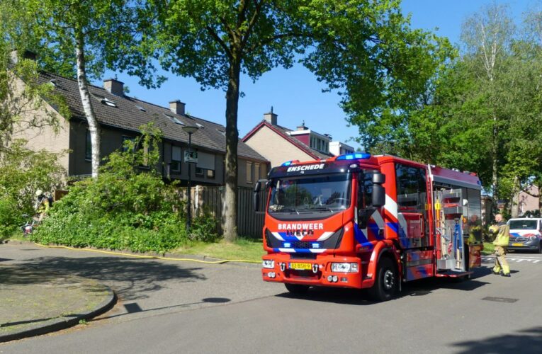 Brandweer rukt uit voor schuurbrand in Enschede