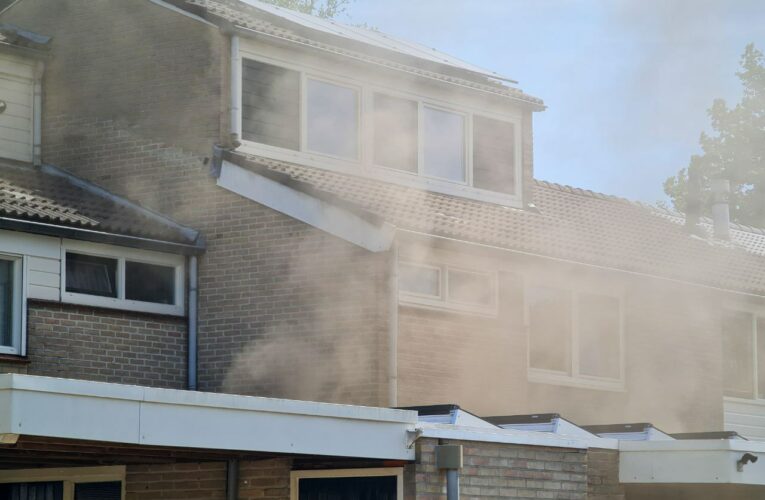 Rookontwikkeling bij woningbrand in Enschede