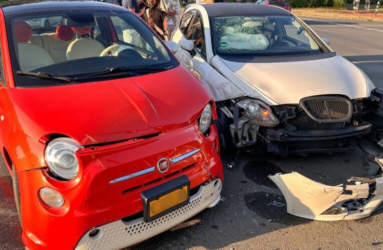 Auto’s botsen in Enschede, flinke schade