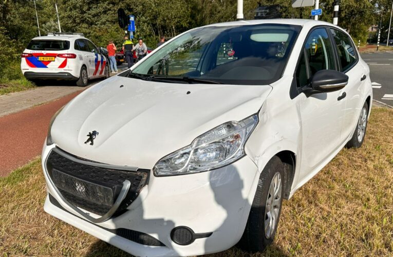 Auto botst met fietser in Enschede