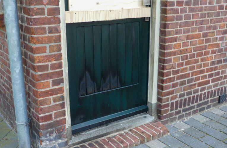 Politie zoekt getuigen brandstichting en vernieling woning Enschede