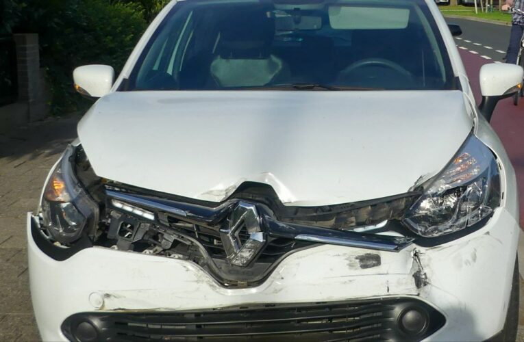Auto’s botsen op singel in Enschede