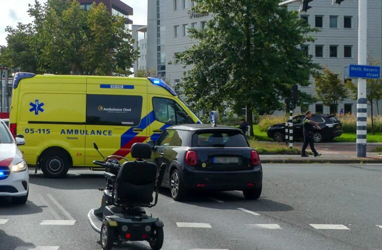 Bestuurder scootmobiel gewond bij aanrijding in Enschede