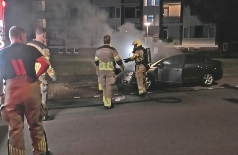 Geparkeerde auto verwoest door brand in Enschede