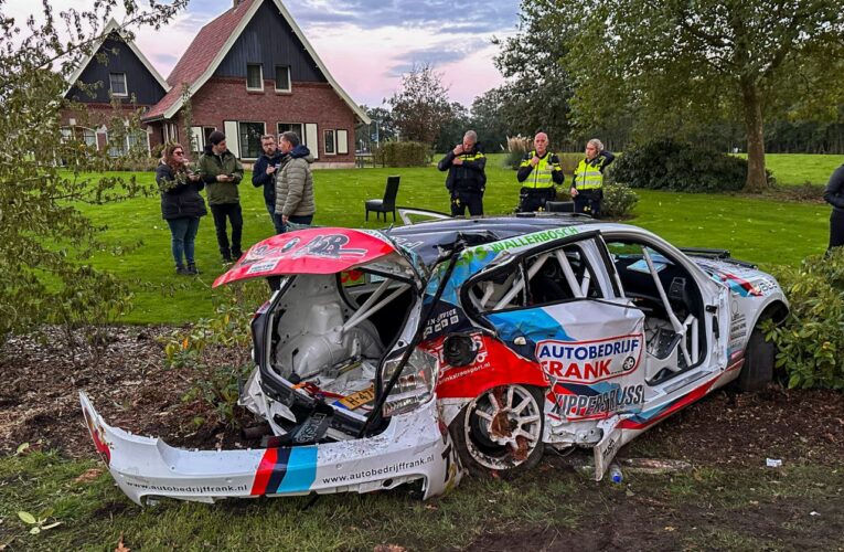 Auto botst tegen boom tijdens rally bij Haaksbergen
