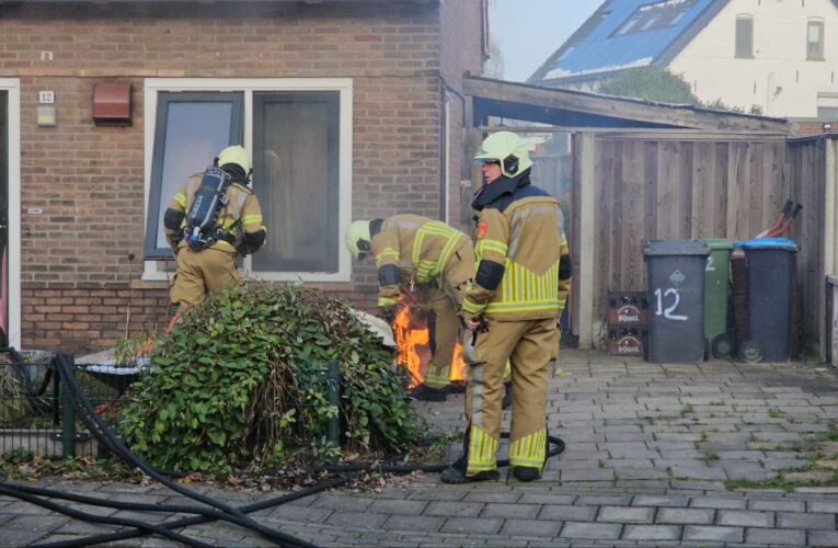 Brandweer blust woningbrand in Enschede