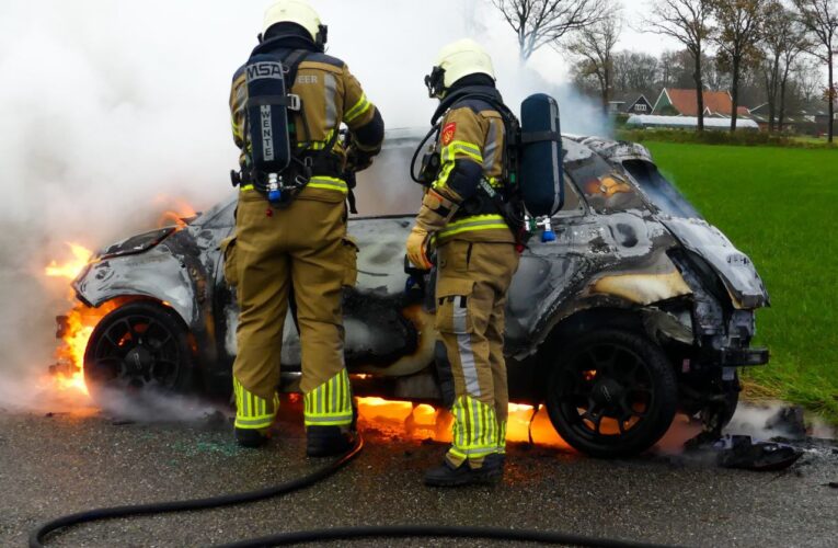 Auto gaat volledig in vlammen op in Enschede