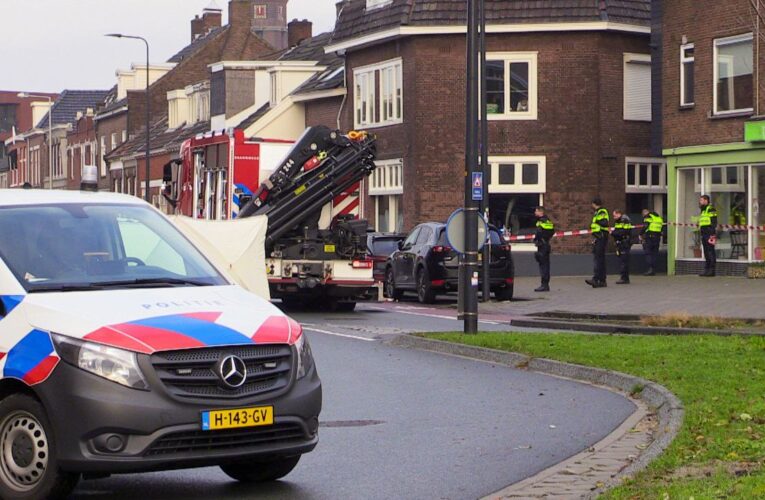 Grootschalig onderzoek naar aangetroffen lichaam in auto in Enschede