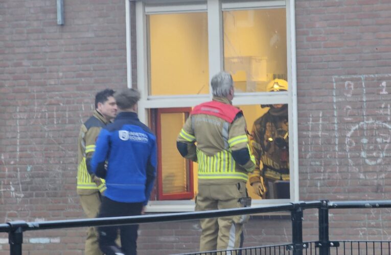 Autobranden en explosie bij flat in Enschede