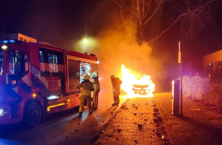 Busje gaat volledig in vlammen op in Enschede