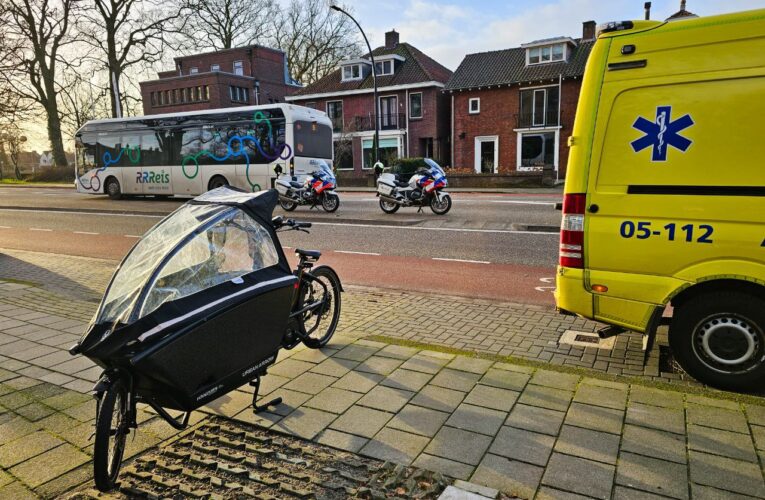 Fietsster gewond bij aanrijding met stadsbus in Enschede