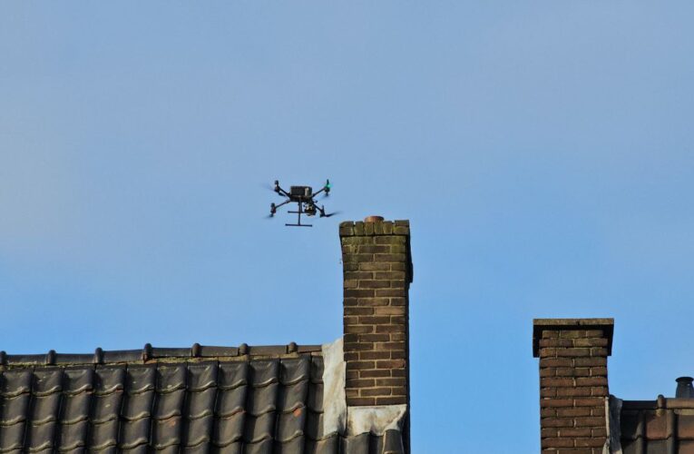 Politie vliegt met drone boven locatie dodelijk steekincident in Enschede