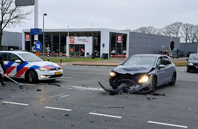 Auto’s botsen in Enschede, flinke schade