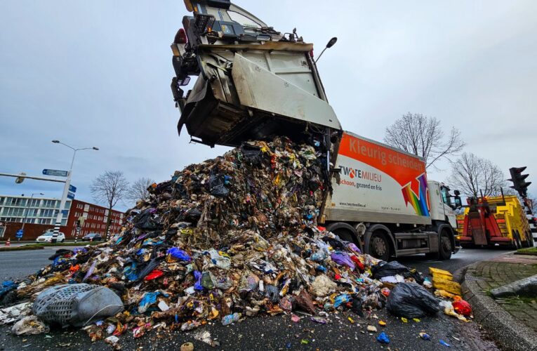 Vuilniswagen met pech moet noodgedwongen afval dumpen op straat in Enschede