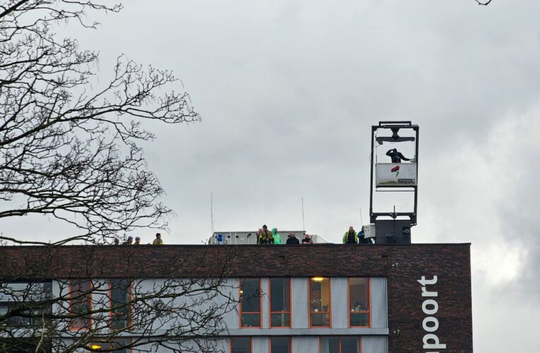 Man uur vast in bakje op hoogte in Enschede