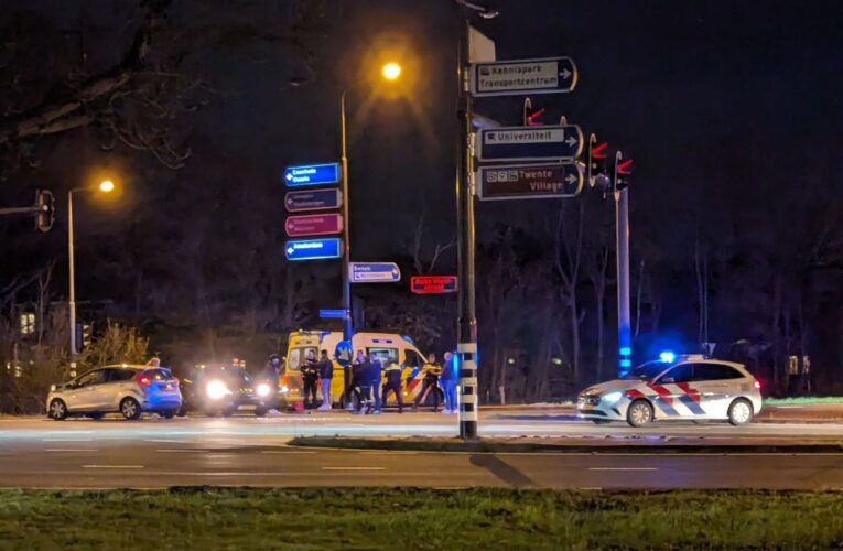 Auto’s botsen in Enschede, weg bezaaid met brokstukken