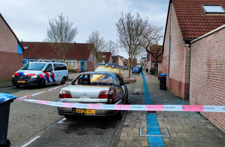 Politie onderzoekt autobrand in Enschede