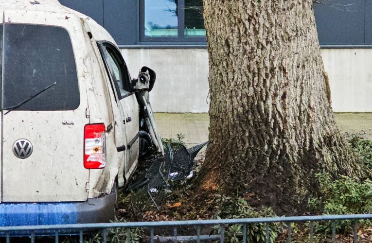 Automobilist veroorzaakt enorme ravage bij ongeval in Enschede
