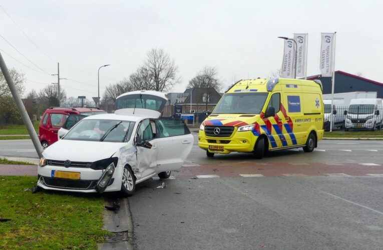 Twee personen naar het ziekenhuis na aanrijding in Enschede