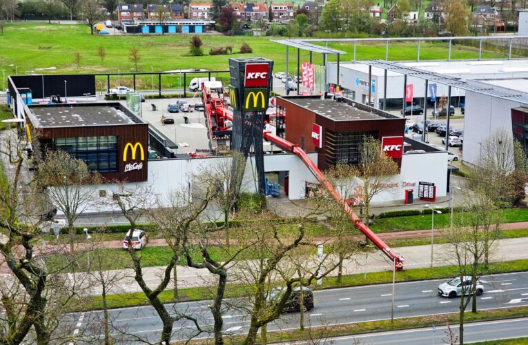 UPDATE: Grote hijskraan valt om op KFC en busbaan in Enschede, geen gewonden