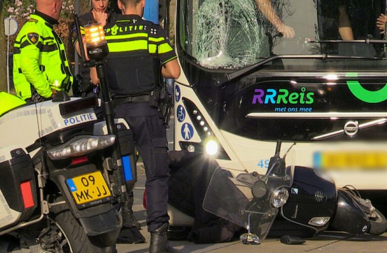 Stadsbus en scooter botsen in Enschede