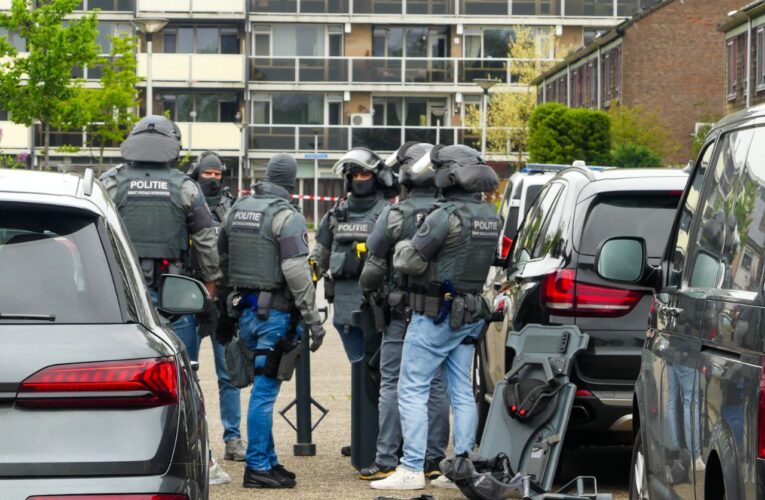 Politie doet twee invallen in woningen Enschede, man (51) aangehouden