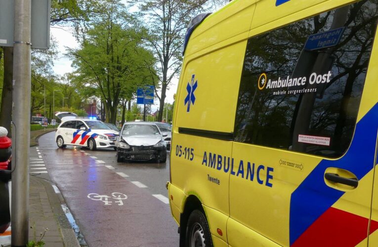 Auto’s botsen op de singel in Enschede, weg bezaaid met brokstukken