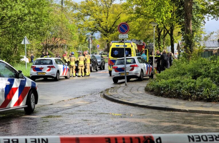 Brommerrijder komt onder auto terecht in Enschede, traumahelikopter opgeroepen