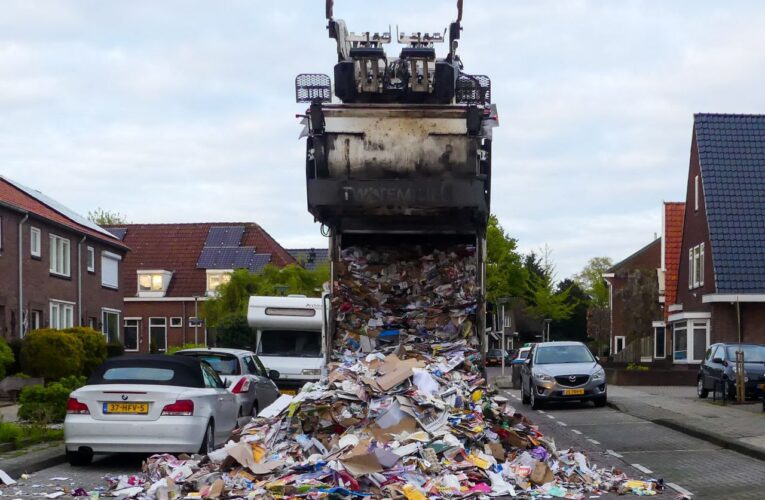 Vuilniswagen dumpt papier op straat in woonwijk Enschede