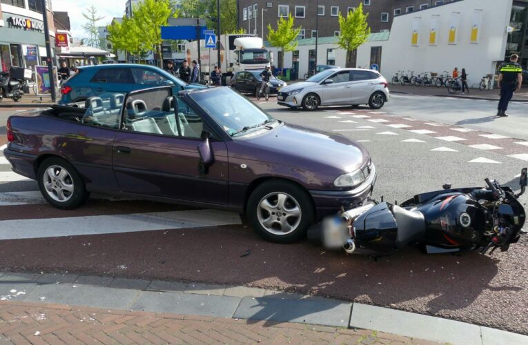 Motorrijder gewond bij aanrijding in centrum Enschede, omgeving afgesloten