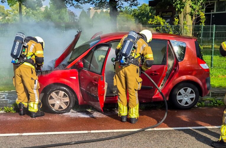 Auto vliegt in brand tijdens rijden in Enschede