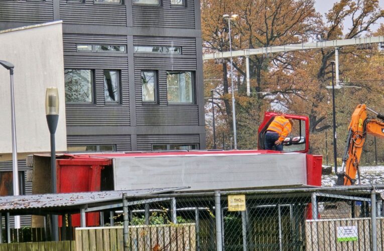 Vrachtwagen komt op de kant terecht in Enschede