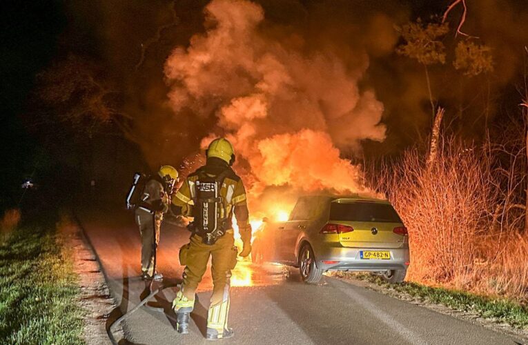 Brandweer blust autobranden in Enschede