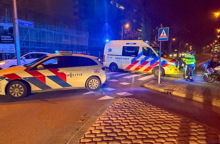 Voetganger geschept door auto in Enschede, met spoed naar het ziekenhuis
