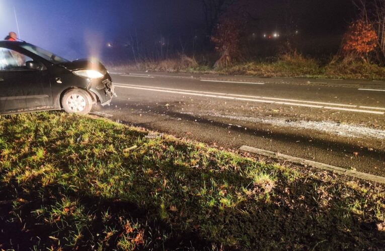 Auto botst tegen boom op de N733 bij Enschede