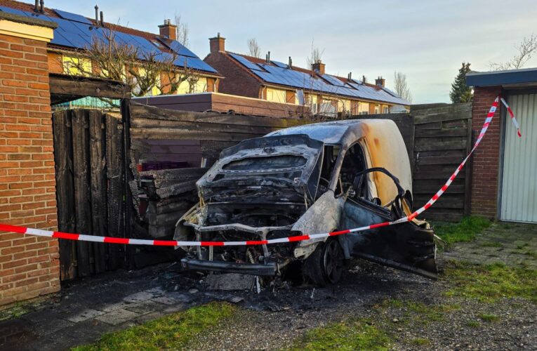Bestelauto in brand gestoken in Enschede, politie doet onderzoek